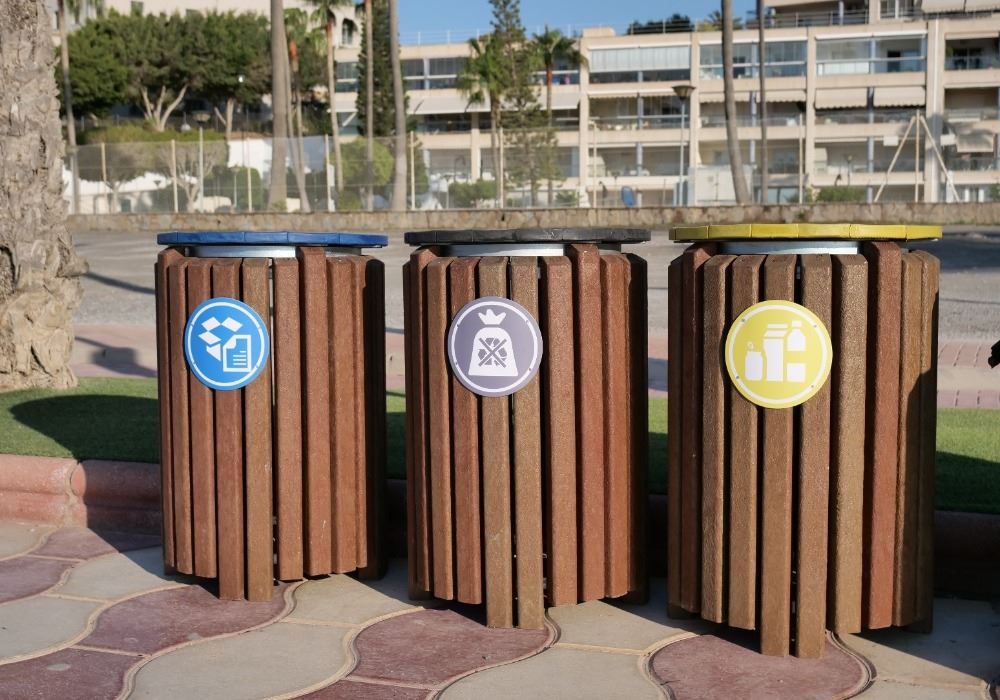 Roquetas de Mar refuerza la limpieza de sus playas y activa su red de atención turística de cara al verano
