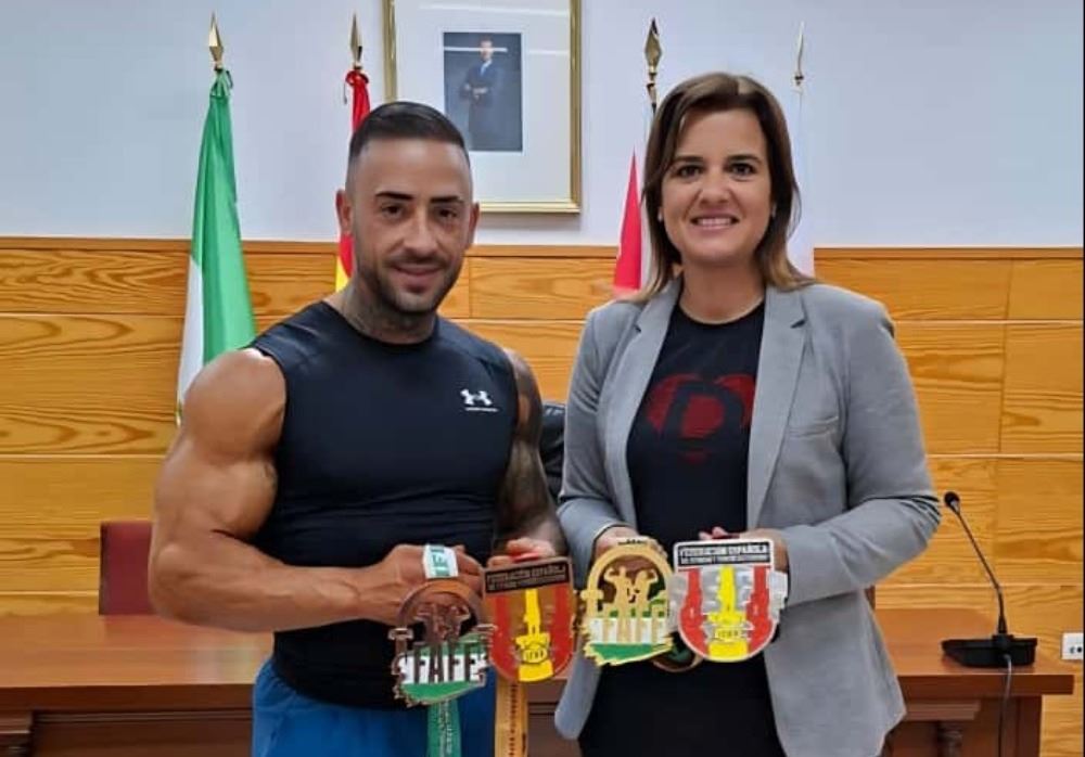 La alcaldesa de Benahadux recibe al campeón de Andalucía y subcampeón de España de culturismo