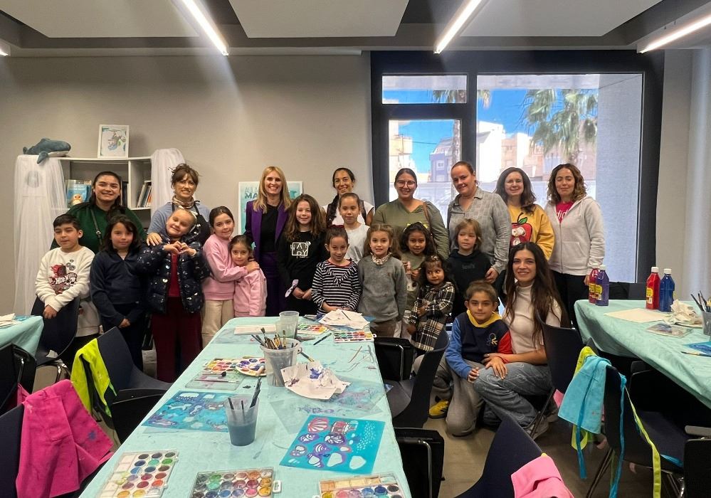 Niños y niñas exploran el mundo submarino a través de la pintura en un creativo taller celebrado en el Aula del Mar