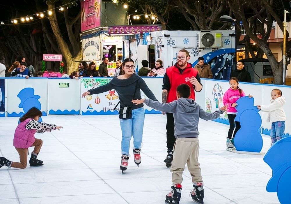 Abre sus puertas en Adra ‘Navilandia’ en el Parque del Puerto con una pista de patinaje y atracciones infantiles