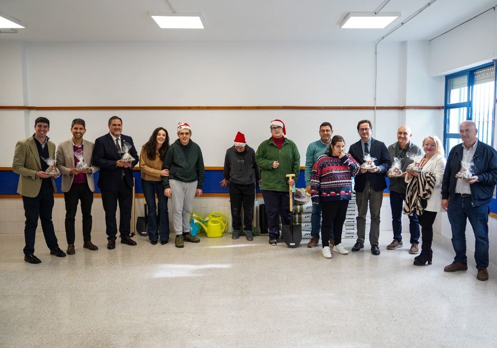 El Centro de Educación Especial Luz de Poniente de Las Norias recibe una donación de material para mejorar la formación de sus alumnos de manos de Campoejido