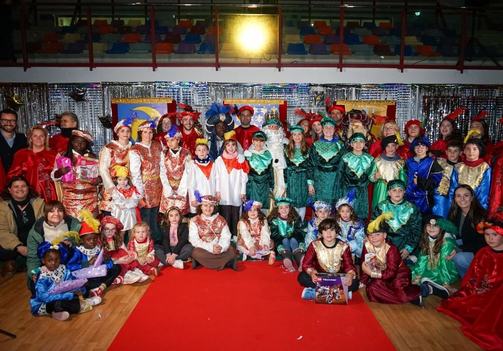 La lluvia no ha conseguido frenar la ilusión que mueve a los vicarios en la noche más mágica del año