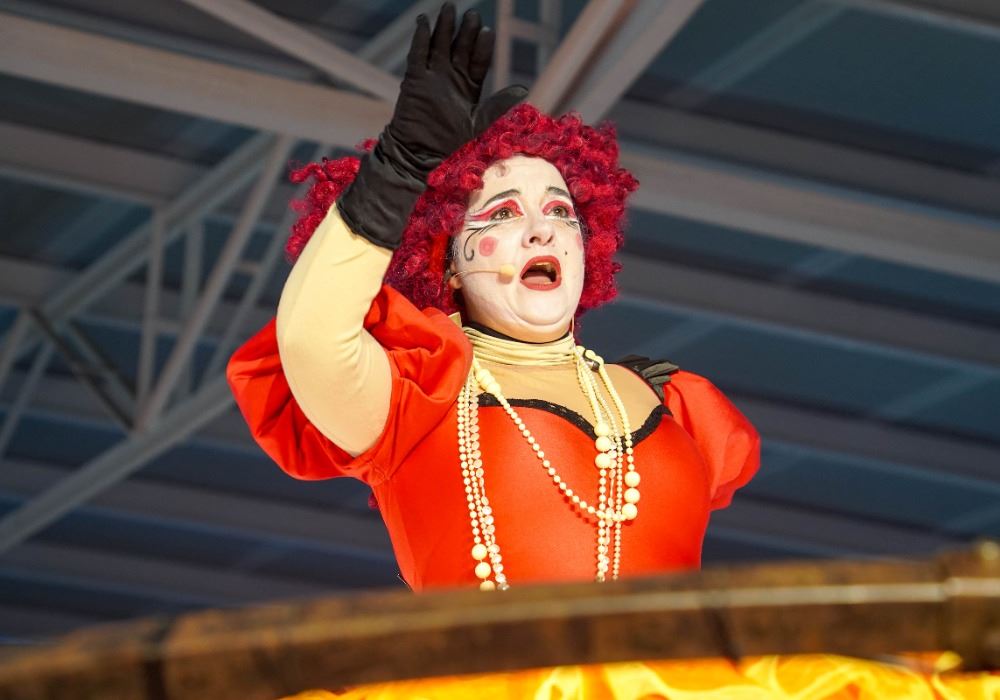 El Ejido vive una Cabalgata de Reyes muy cercana con Melchor, Gaspar y Baltasar repartiendo en mano los caramelos a los más pequeños