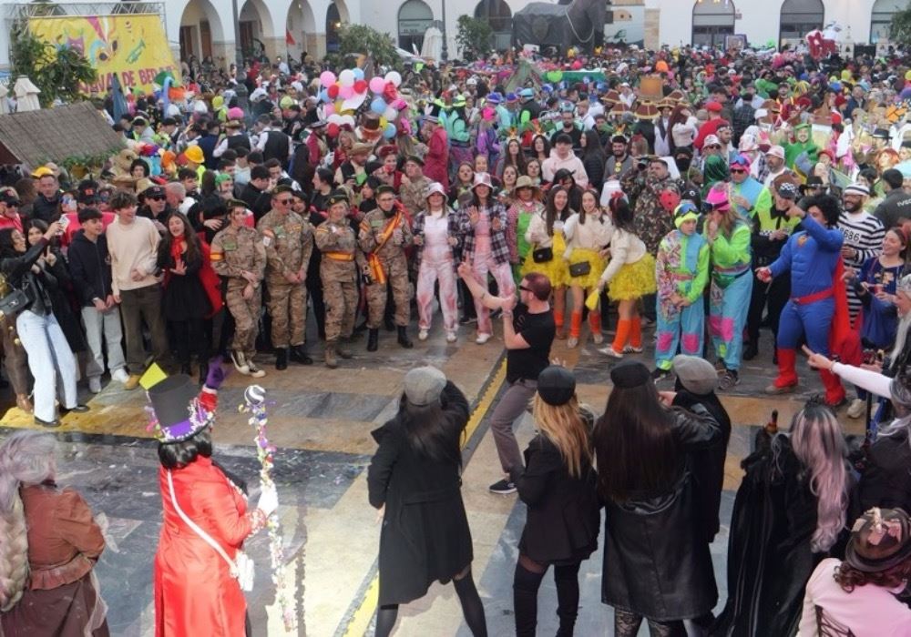 La Plaza Porticada se llena hasta la bandera en el gran Carnaval de Berja 2026