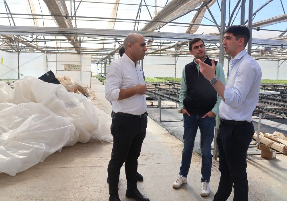 El concejal de Agricultura y Medio Ambiente, Manuel Martínez, ha acompañado esta mañana al delegado territorial de Agricultura, Pesca, Agua y Desarrollo Rural de la Junta de Andalucía en Almería, Antonio Mena, en un recorrido por algunas de las explo