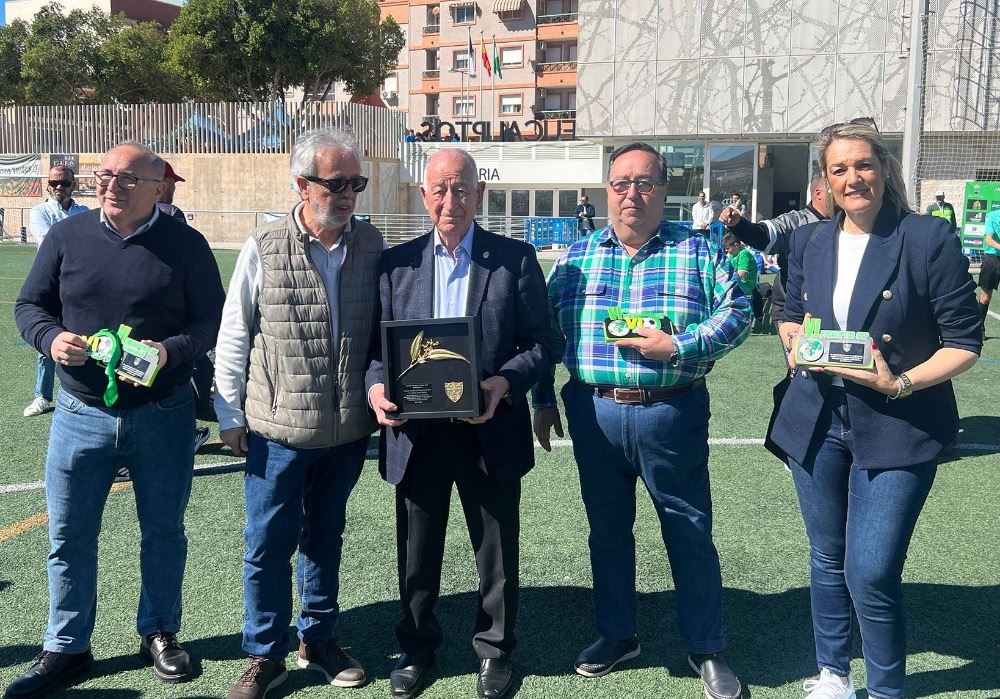 AD El Parador entrega el Eucalipto de Oro a Gabriel Amat