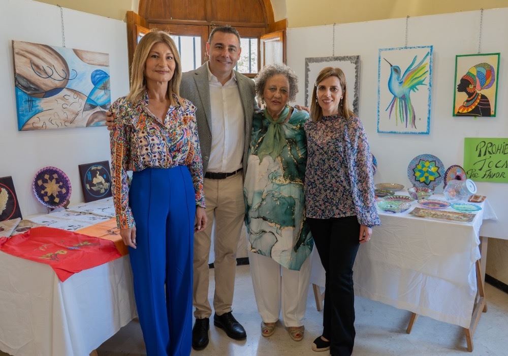 Eleonora Bulgakova Bulgakov expone sus nuevas creaciones pictóricas en el Castillo de Santa Ana en Roquetas