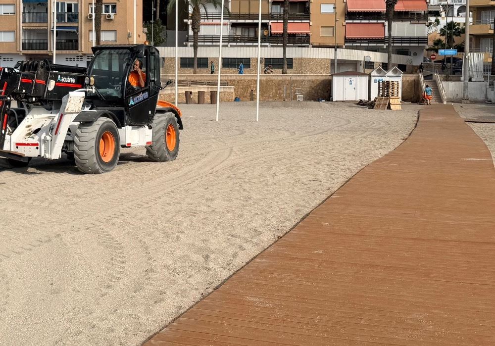Comienza la instalación de las nuevas pasarelas accesibles de plástico reciclado en las playas de Roquetas