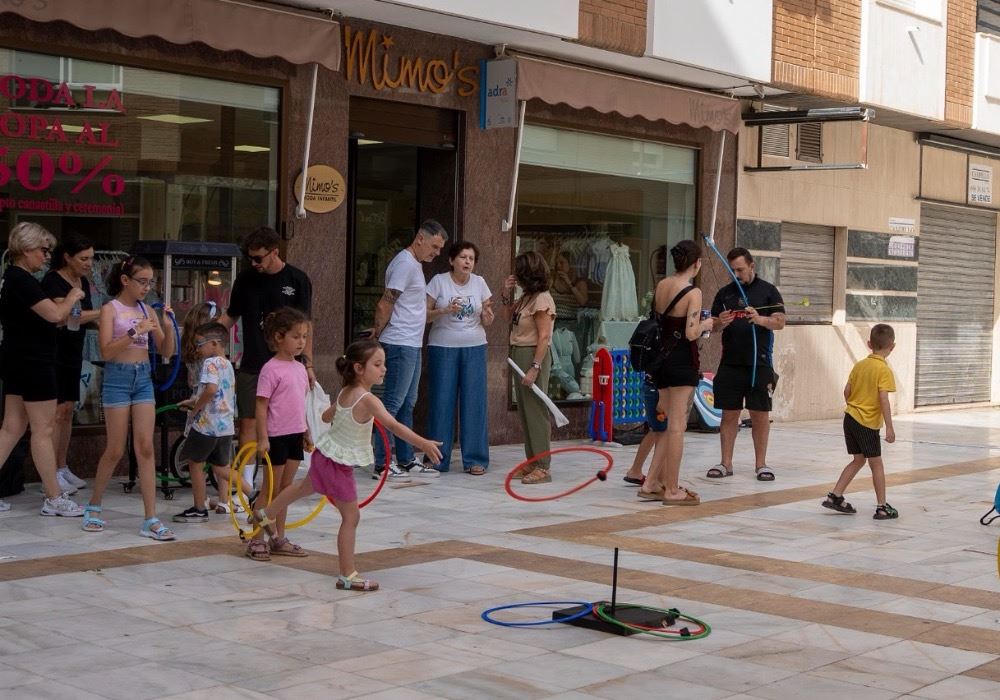 La Noche en Blanco llena de ambiente, comercio y diversión las calles de Adra
