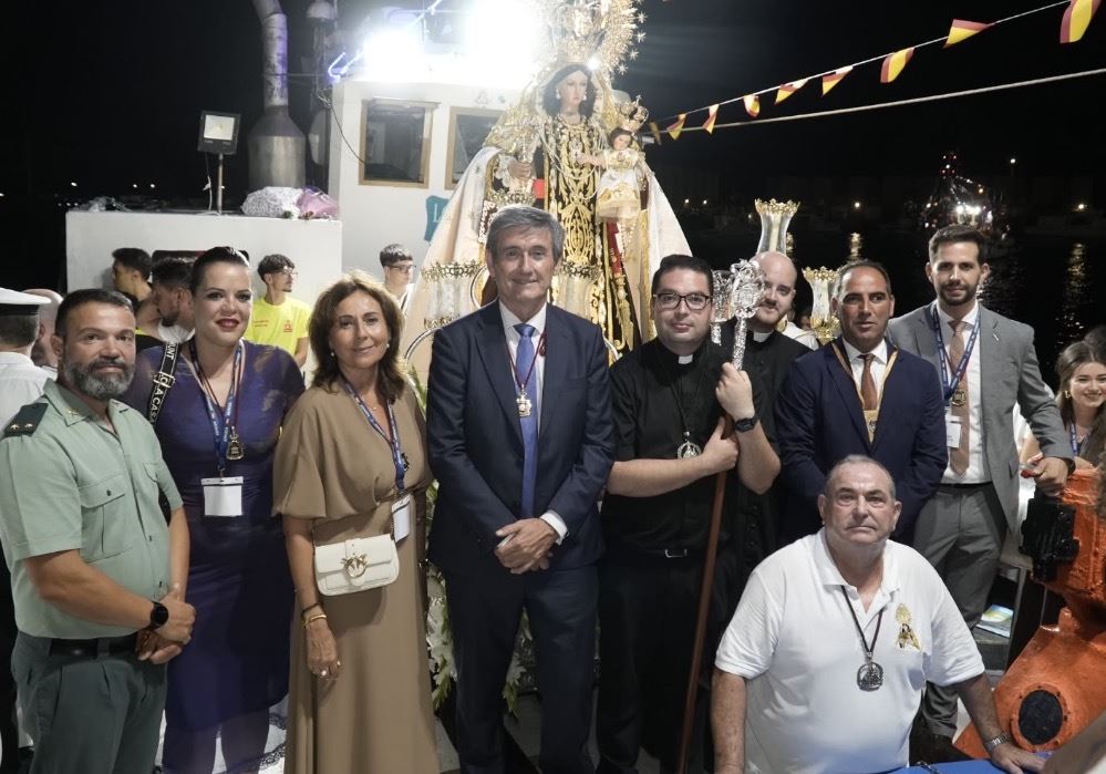 Adra venera a la Virgen del Carmen en su día grande con una procesión y el paseo por la bahía abderitana