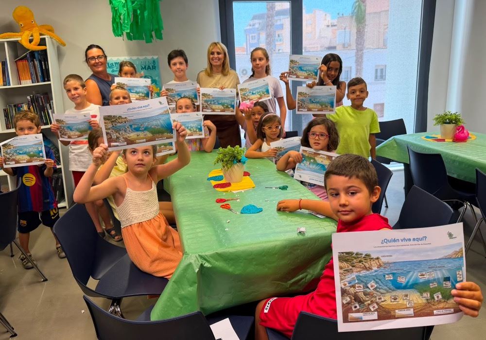 El Aula del Mar enseña a los niños a mirar el Mediterráneo con otros ojos a través del taller ‘Quién vive ahí’