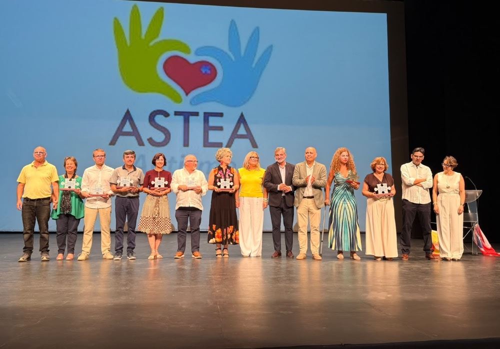 Diputación acompaña a ASTEA en su Gala por el Autismo y reconoce su compromiso con las familias almerienses
