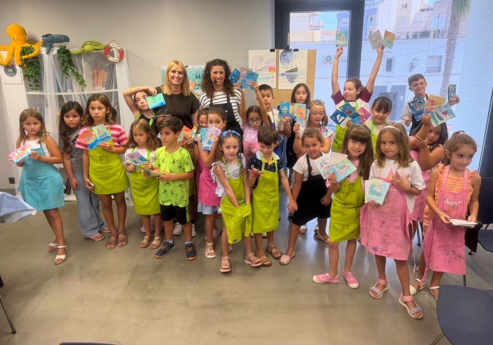 El Aula del Mar se convierte en un lienzo para los más pequeños en el taller ‘Navegando en acuarelas’