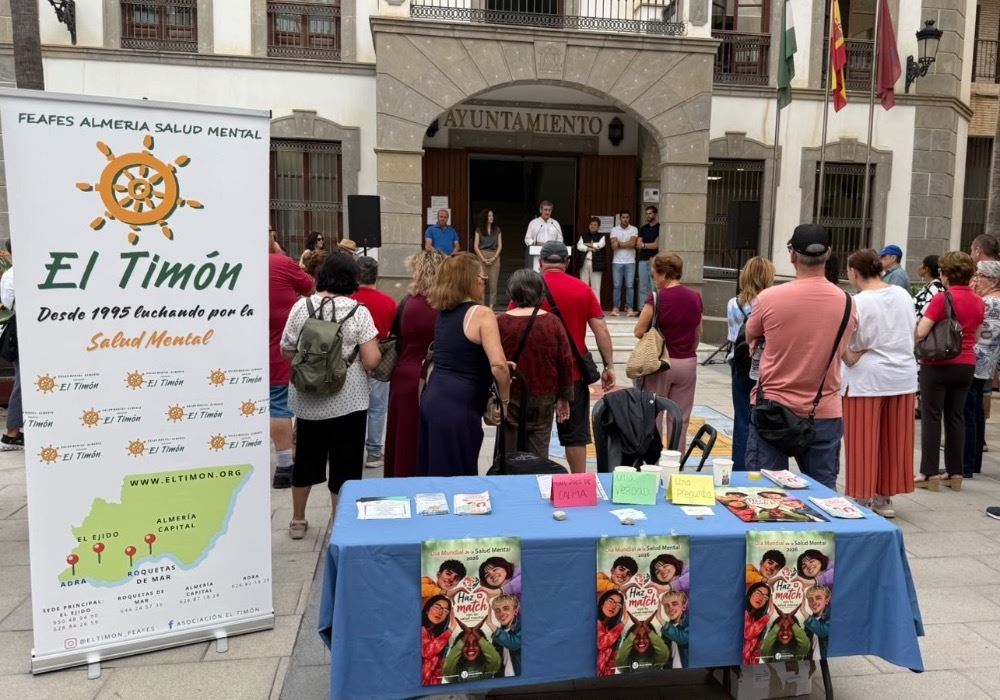 Adra conmemora el Día Internacional de la Salud Mental junto a miembros de la Asociación El Timón