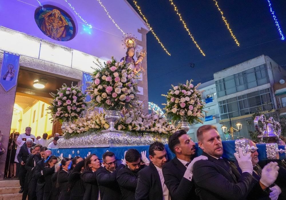 Roquetas muestra su devoción a la Virgen del Rosario en su solemne procesión por las calles de Roquetas de Mar