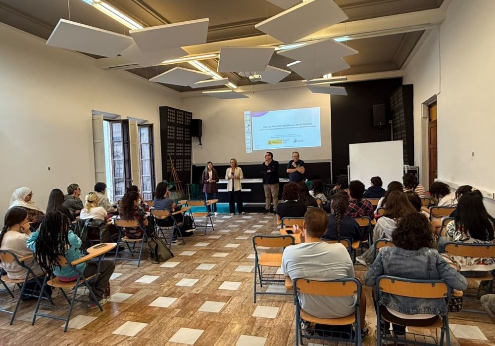 Diputación cierra el ciclo de talleres de Erasmus Emprendedores en la EASD ‘Carlos Pérez Siquier’