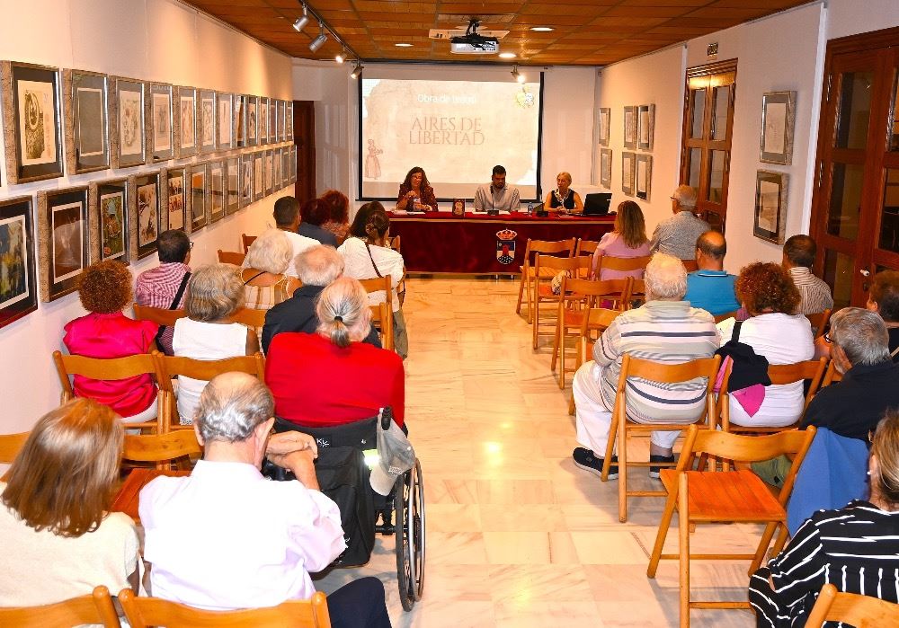 María José López Carmona presenta el libro que reúne la obra de teatro ‘Aires de libertad’ en Roquetas de Mar