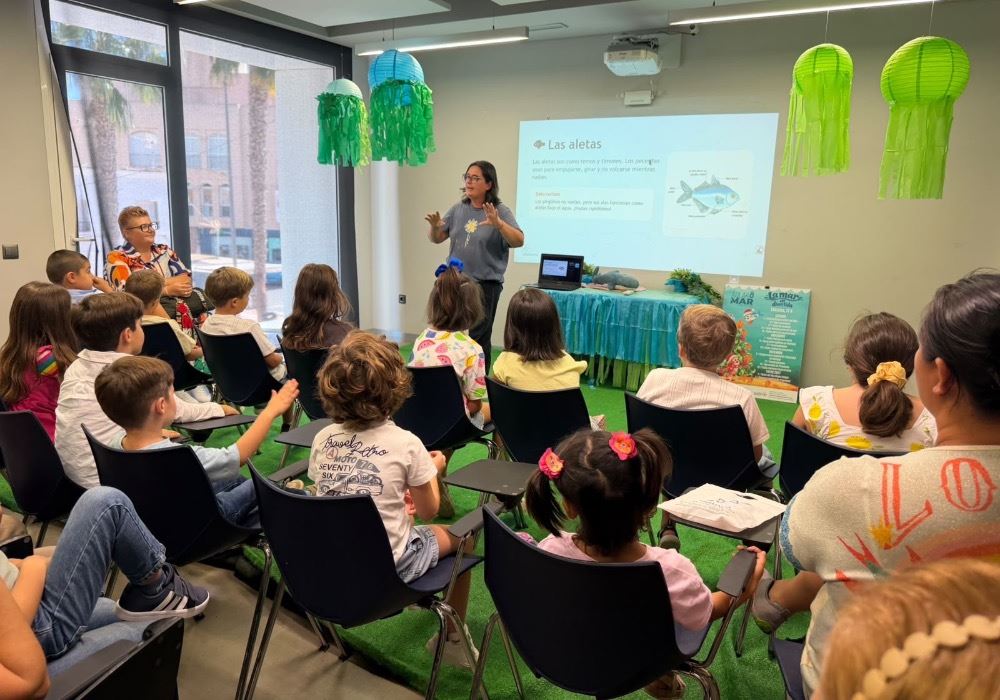 Niños y niñas descubren en un taller didáctico en el Aula del Mar cómo se desplazan los animales marinos
