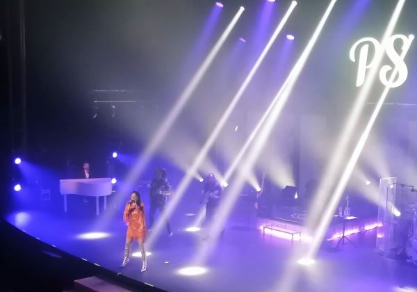 Pastora Soler ofrece dos horas de concierto con un recorrido por su vida artística en Roquetas de Mar