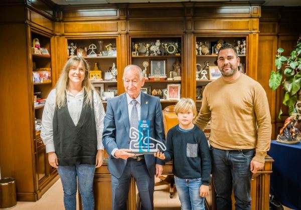 El alcalde recibe al joven piloto roquetero Marco Moral Martín, subcampeón de Andalucía de Karting