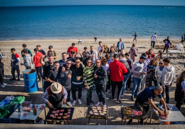 Miles de personas vuelven a disfrutar con ilusión las tradicionales moragas en las playas de Roquetas de Mar