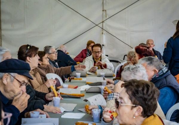 Los mayores de la Residencia de Ancianos Virgen del Rosario disfrutan de una chocolatada navideña