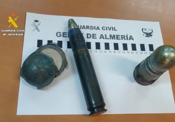 La Guardia Civil retira dos granadas de mano, un proyectil y otras armas y municiones en Fondón