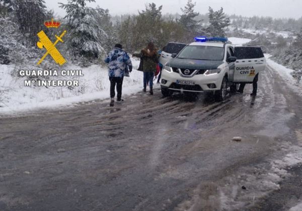  La Guardia Civil auxilia a diez personas atrapadas en sus vehículos a causa de la nieve en el puerto de la Ragua