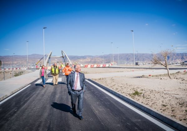 Se abre al tráfico provisionalmente la carretera que une el Mercado Central con Cortijos de Marín por Rambla el Cañuelo en Roquetas de Mar