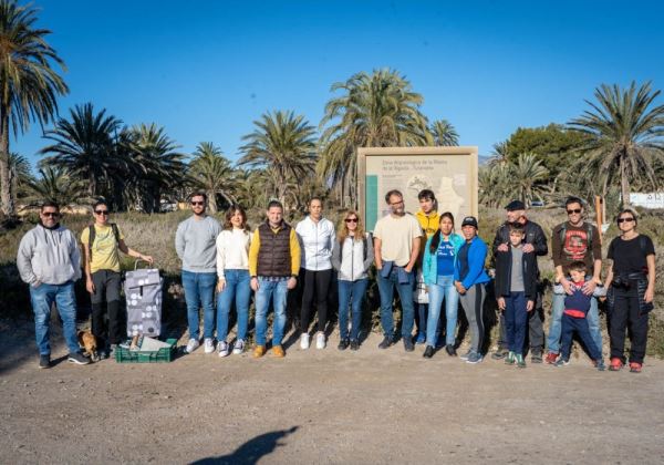 El Ayuntamiento de Roquetas de Mar y SERBAL recogen 200 kilos de basura de la Ribera de la Algaida