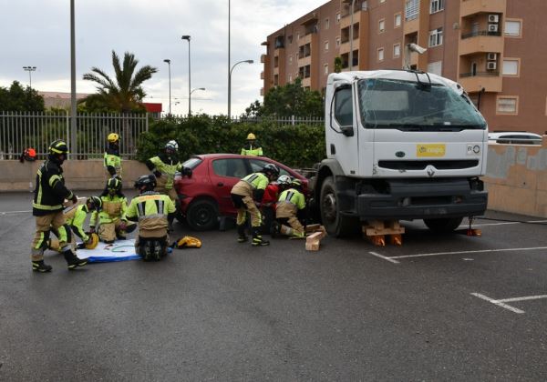 Bomberos del Poniente organiza un curso de intervención en accidentes de tráfico de vehículos pesados