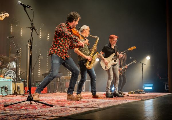 Fito & Fitipaldis ofrecen más de dos horas de concierto ante un público entregado en el Auditorio de Roquetas