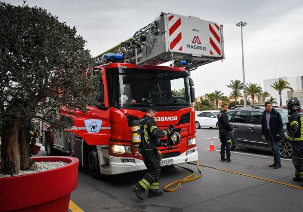 Bomberos del Poniente intervienen en un simulacro de incendio en el Parque Comercial Gran Plaza