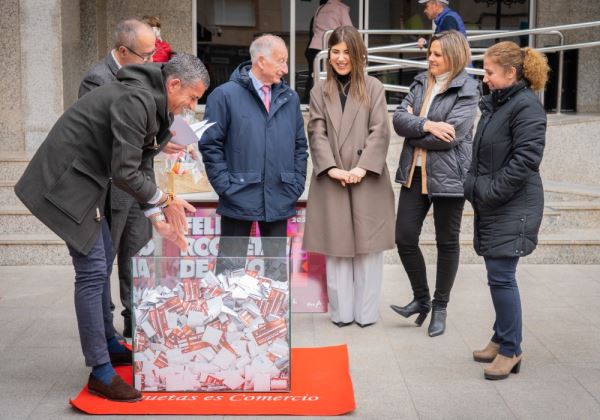 El Ayuntamiento de Roquetas de Mar realiza el sorteo de los seis premios de ‘Feliz Roquetas de Amor’