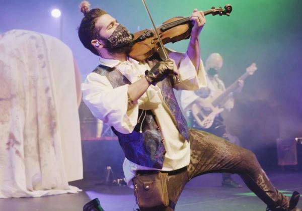 Strad, el violinista Rebelde presenta este sábado su nuevo espectaculo ‘Ícaro’ en el Auditorio de Roquetas