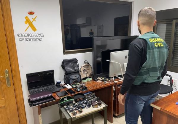 La Guardia Civil detiene a dos personas como responsables de robos en viviendas de Roquetas de Mar con moradores en su interio