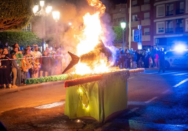 Roquetas de Mar y El Parador despiden la fiesta de Carnaval con el tradicional Entierro de la Sardina