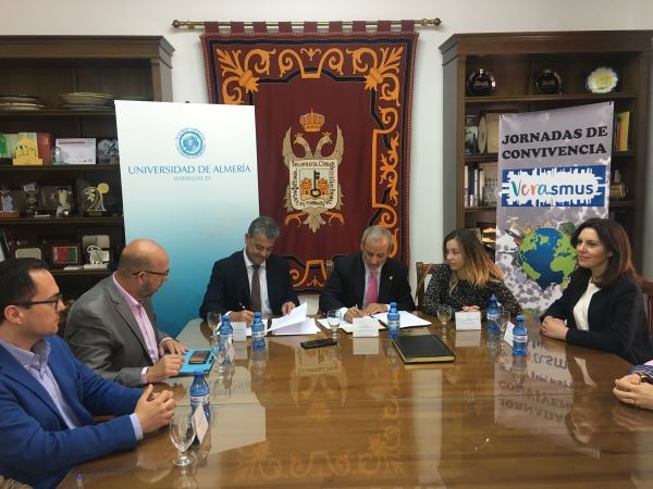 El Ayuntamiento de Vera firma un convenio con la UAL para el programa Verasmus