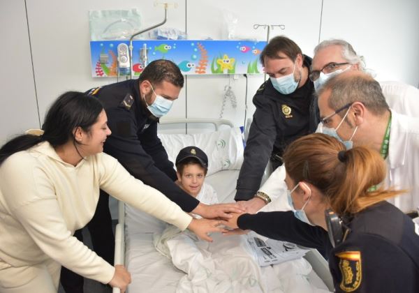 La Policía Nacional socorre en plena calle a un niño que estaba sufriendo un ataque epiléptico