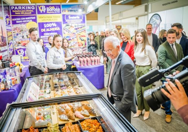 La I Feria Outlet de Comercio Local de Roquetas de Mar abre sus puertas al público en el Palacio de Congresos