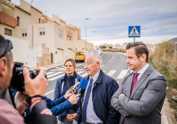 Roquetas de Mar concluye las obras de abastecimiento y asfaltado de la calle Movimiento Indaliano