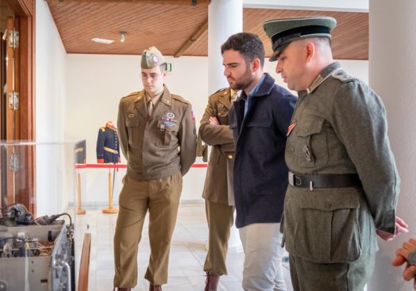 El Castillo de Santa Ana acoge la exposición de trajes militares “Uniformes Españoles Contemporáneos”