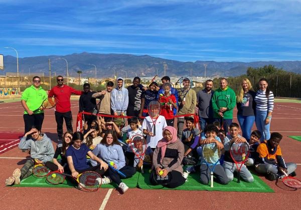 EL CLUB DE TENIS SMASH VISITA EL IES LA MOJONERA ENTUSIASMANDO A CIENTOS DE JÓVENES