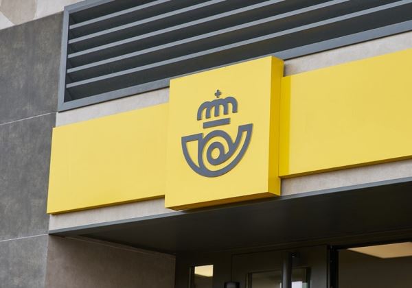 Correos distribuye cerca de 600.000 distintivos de la DGT en enero y febrero