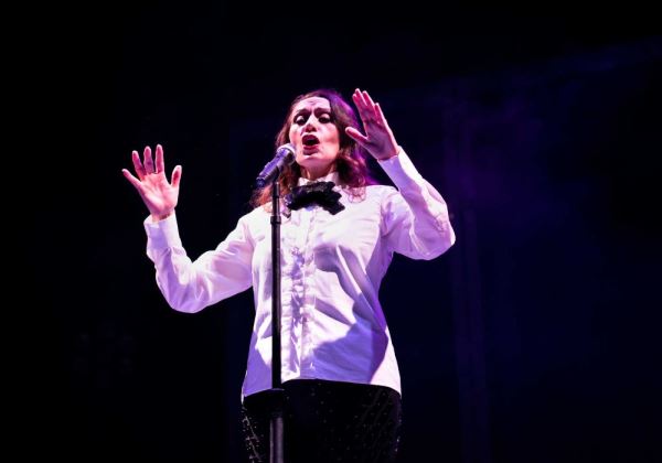 Luz Casal inicia su nueva gira del disco ‘Las ventanas de mi alma’ con un lleno absoluto en el Teatro de Roquetas