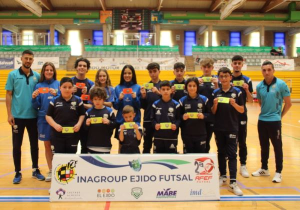Los capitanes de Inagroup El Ejido Futsal imponen los brazaletes a los capitanes de las bases