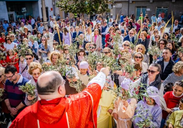 La salida de “La Borriquita” en Roquetas, El Parador, El Puerto y Las 200 Viviendas inicia la Semana Santa en el municipio