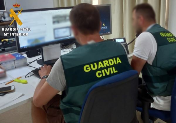 La Guardia Civil sorprende a una persona haciendo uso de la documentación personal de otra mientras realizaba el examen teórico para la obtención del permiso de conducir