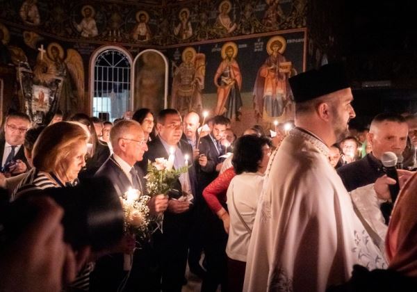 Amat asiste a la tradicional Misa de Resurrección de la parroquia ortodoxa de Roquetas de Mar