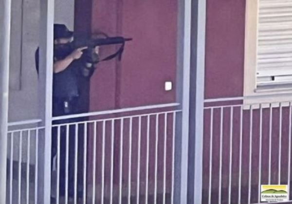 La Guardia Civil detuvo en el día de hoy  a un vecino de la urbanización 'Las Colinas de Aguadulce', en  Roquetas de Mar  por hacer disparos al aire